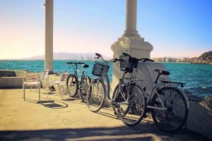 Tres bicicletas aparcadas en los baños del Carmen en Málaga